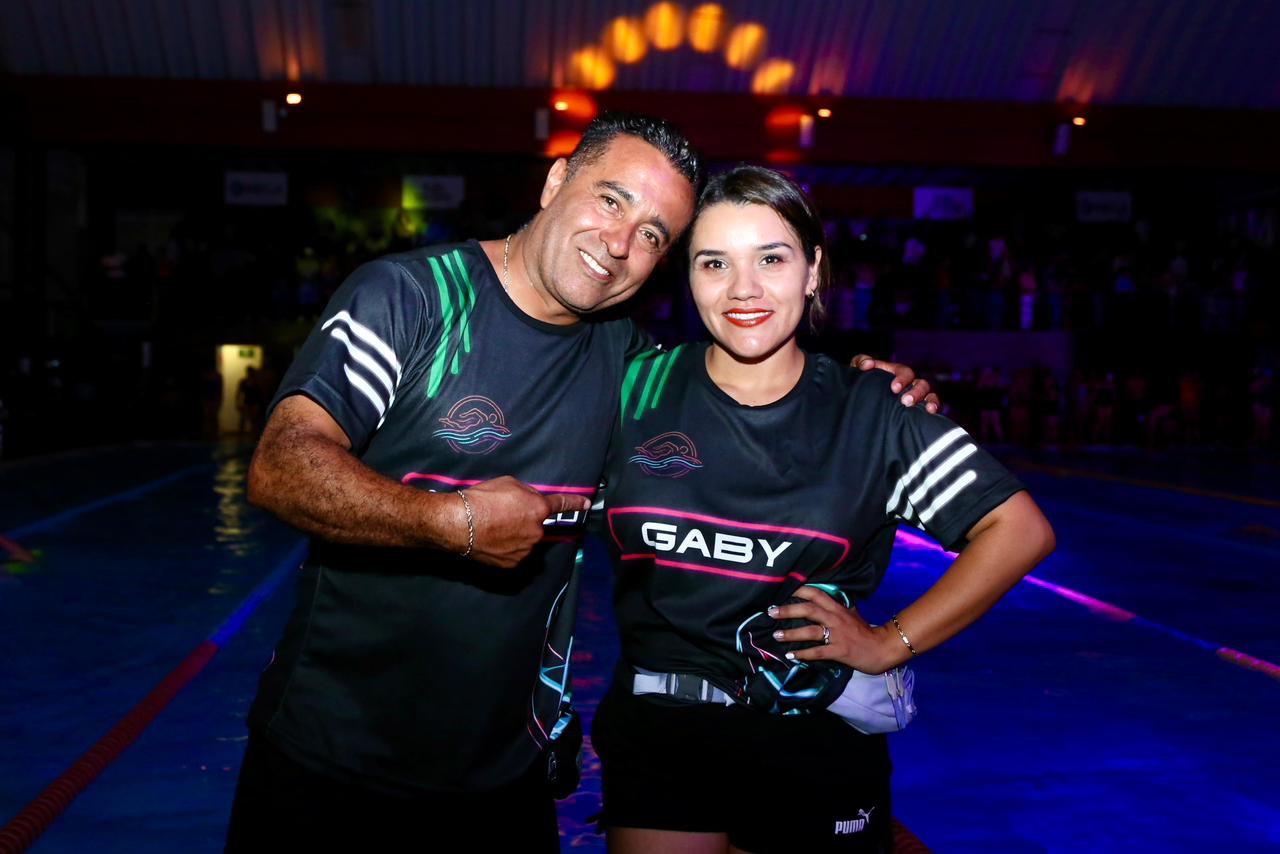 Entre luces neón y música, “Glow Swim” conquista a nadadores en Morelia
