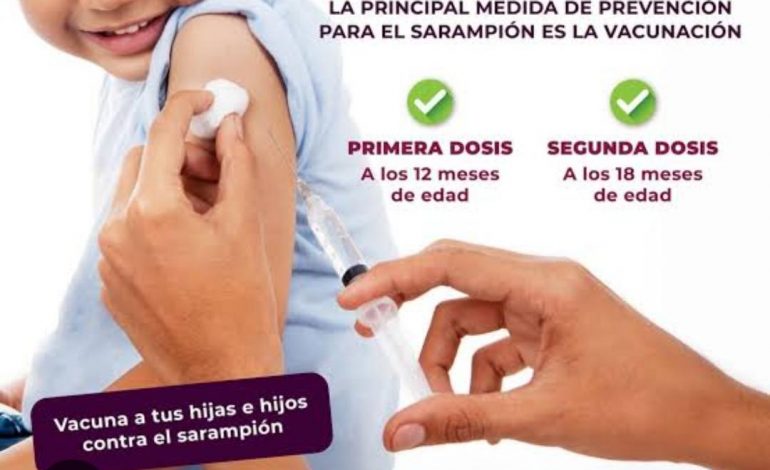 Se está vacunando contra sarampión, rubéola y parentoditis en el centro de salud