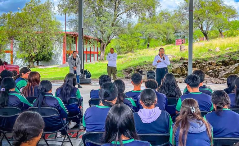 Cecytem promueve conciencia ambiental sobre residuos electrónicos en Huandacareo