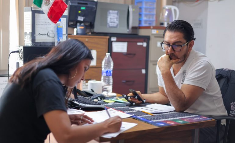 Semigrante evalúa propuestas de emprendimiento del programa Sueño Michoacano