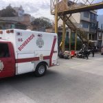 ¡FUERTE IMPACTO EN EL LIBRAMIENTO DE ZITÁCUARO! MOTOCICLISTA TERMINA EN EL HOSPITAL TRAS CHOQUE CON UN TSURU