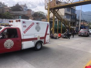 ¡FUERTE IMPACTO EN EL LIBRAMIENTO DE ZITÁCUARO! MOTOCICLISTA TERMINA EN EL HOSPITAL TRAS CHOQUE CON UN TSURU