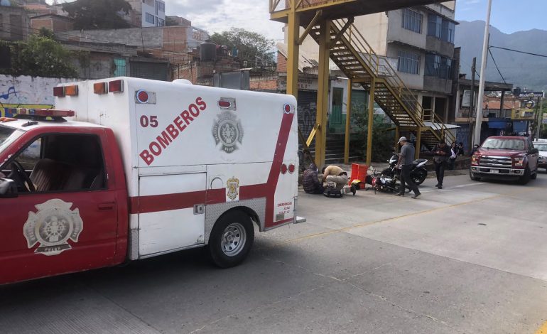 ¡FUERTE IMPACTO EN EL LIBRAMIENTO DE ZITÁCUARO! MOTOCICLISTA TERMINA EN EL HOSPITAL TRAS CHOQUE CON UN TSURU