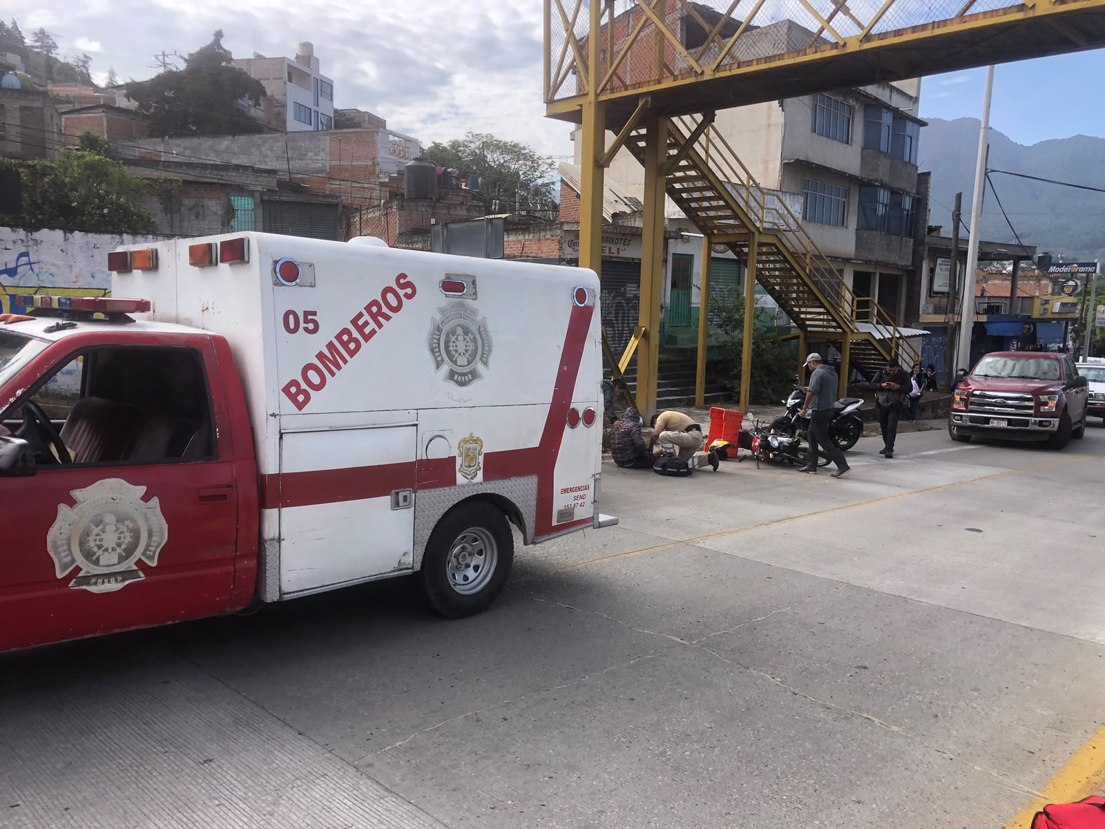 ¡FUERTE IMPACTO EN EL LIBRAMIENTO DE ZITÁCUARO! MOTOCICLISTA TERMINA EN EL HOSPITAL TRAS CHOQUE CON UN TSURU