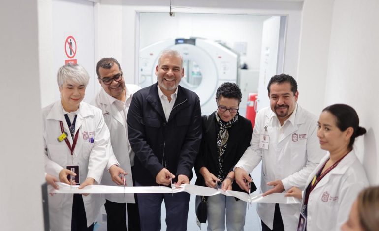 Avanzan tratamientos contra el cáncer en Michoacán; van 13 mil radioterapias en 10 meses: Bedolla