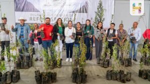 Jeovana Alcántar entregó más de 1,000 plantas frutales de diferentes variedades