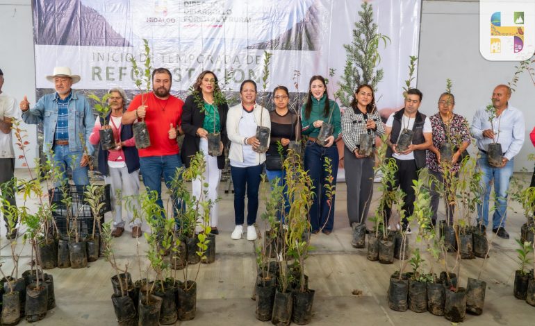 Jeovana Alcántar entregó más de 1,000 plantas frutales de diferentes variedades