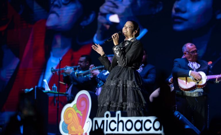 Natalia Jiménez estremece al Palacio del Arte en el cierre de conciertos del Jalo Futbolero