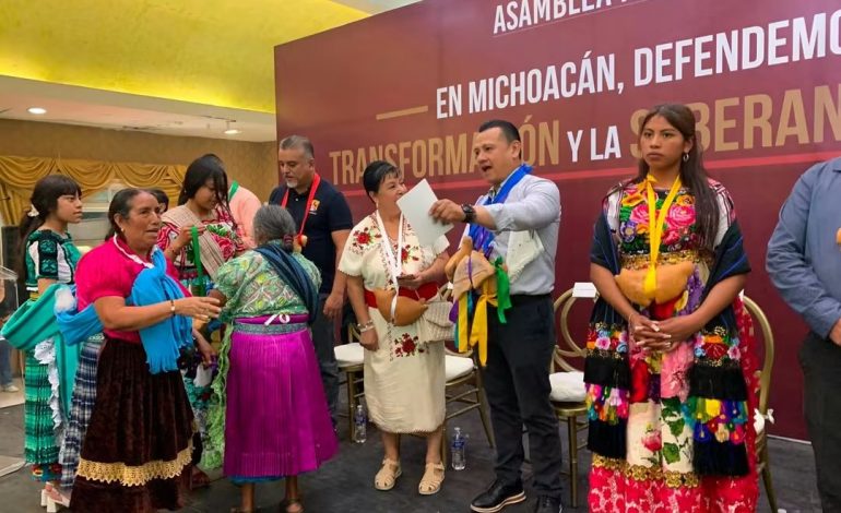 Entre el aroma a copal y los llamados a la unidad, Carlos Torres Piña reúne a simpatizantes en Uruapan