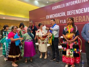 Entre el aroma a copal y los llamados a la unidad, Carlos Torres Piña reúne a simpatizantes en Uruapan