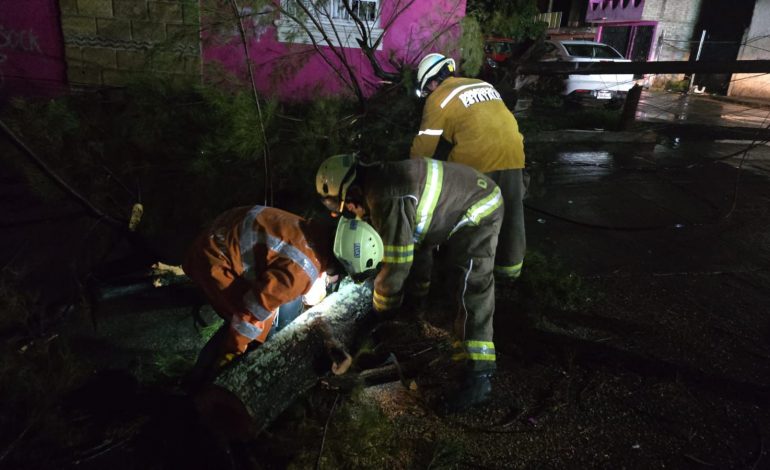 PC Estatal atiende afectaciones por tormenta eléctrica en Morelia.