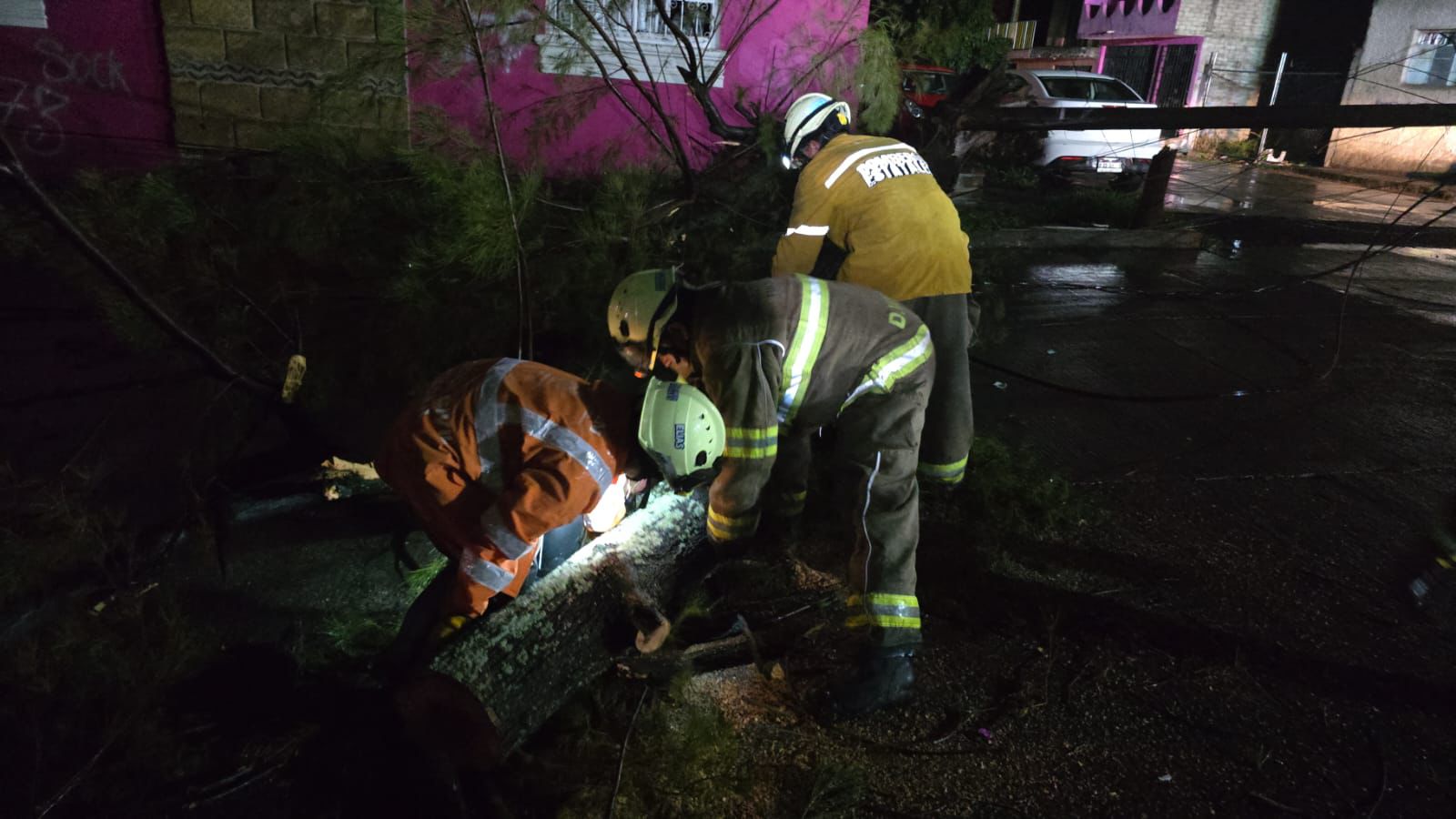 PC Estatal atiende afectaciones por tormenta eléctrica en Morelia.