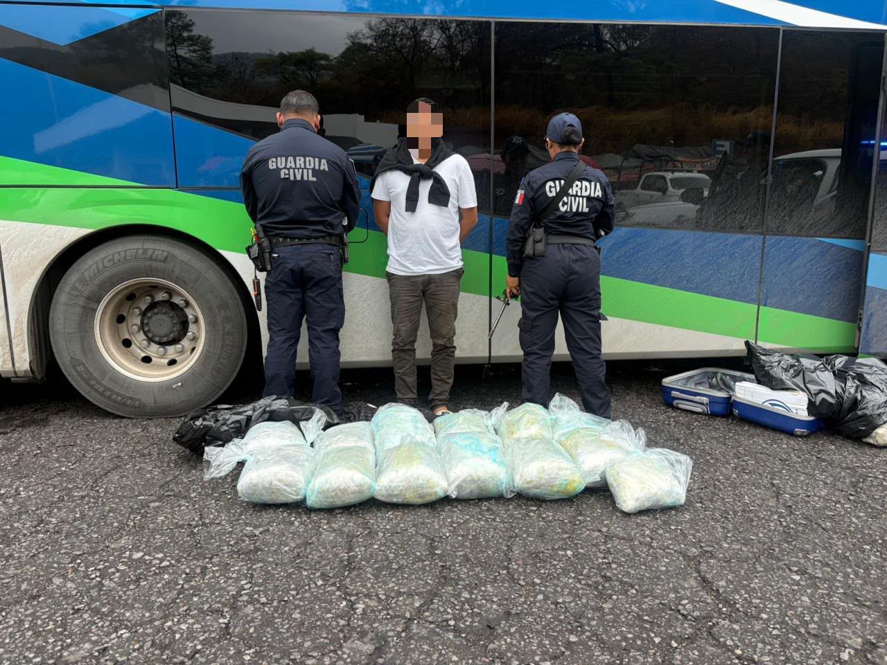 Aseguran Guardianes del Camino más de 27 kg de mariguana en la Autopista Siglo XXI.