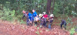 Hombre Rescatado tras Caer a Barranca en Ciudad Hidalgo