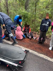 Camioneta cae a barranca en la carretera Los Azufres; cuatro personas resultan lesionadas