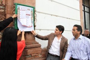Toño Ixtláhuac encabeza la pega del Bando Solemne que da inicio a la conmemoración de los 500 años de la Heroica Zitácuaro.