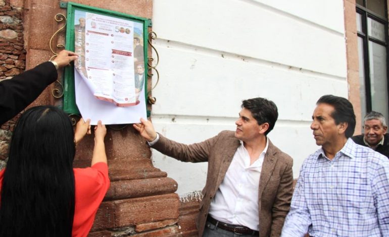 Toño Ixtláhuac encabeza la pega del Bando Solemne que da inicio a la conmemoración de los 500 años de la Heroica Zitácuaro.