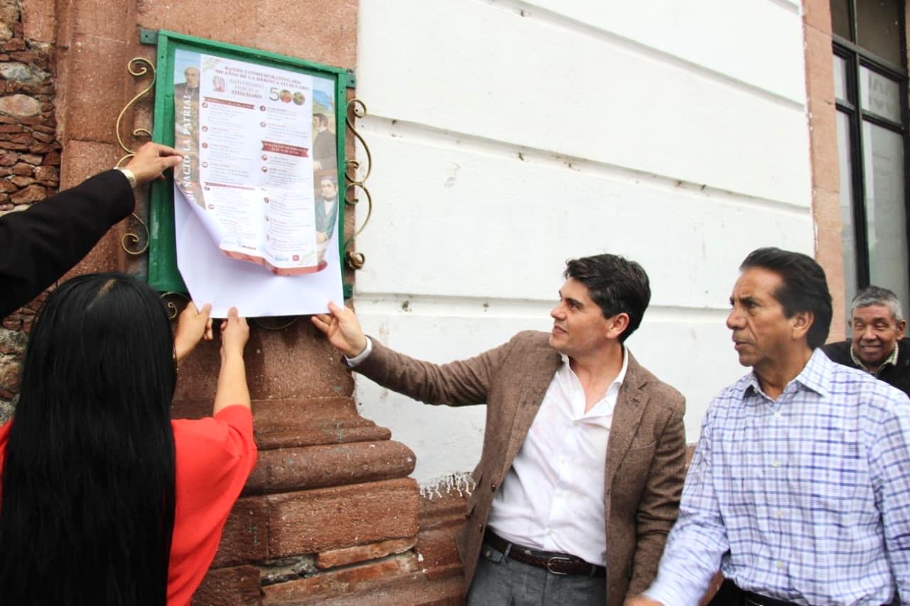 Toño Ixtláhuac encabeza la pega del Bando Solemne que da inicio a la conmemoración de los 500 años de la Heroica Zitácuaro.