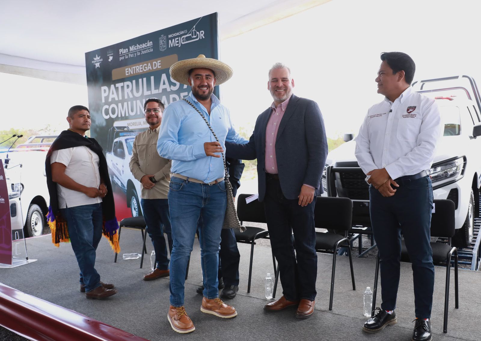 Refuerza Bedolla seguridad en comunidades indígenas con entrega de patrullas