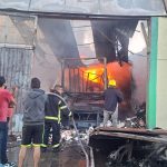 Incendio consume recicladora, vivienda y vehículos en Zitácuaro; bomberos sofocan el fuego tras varias horas de combate.<br>