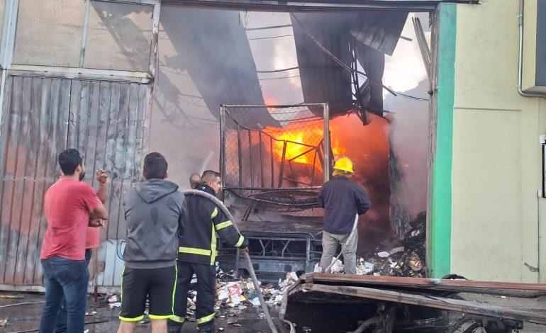 Incendio consume recicladora, vivienda y vehículos en Zitácuaro; bomberos sofocan el fuego tras varias horas de combate.
