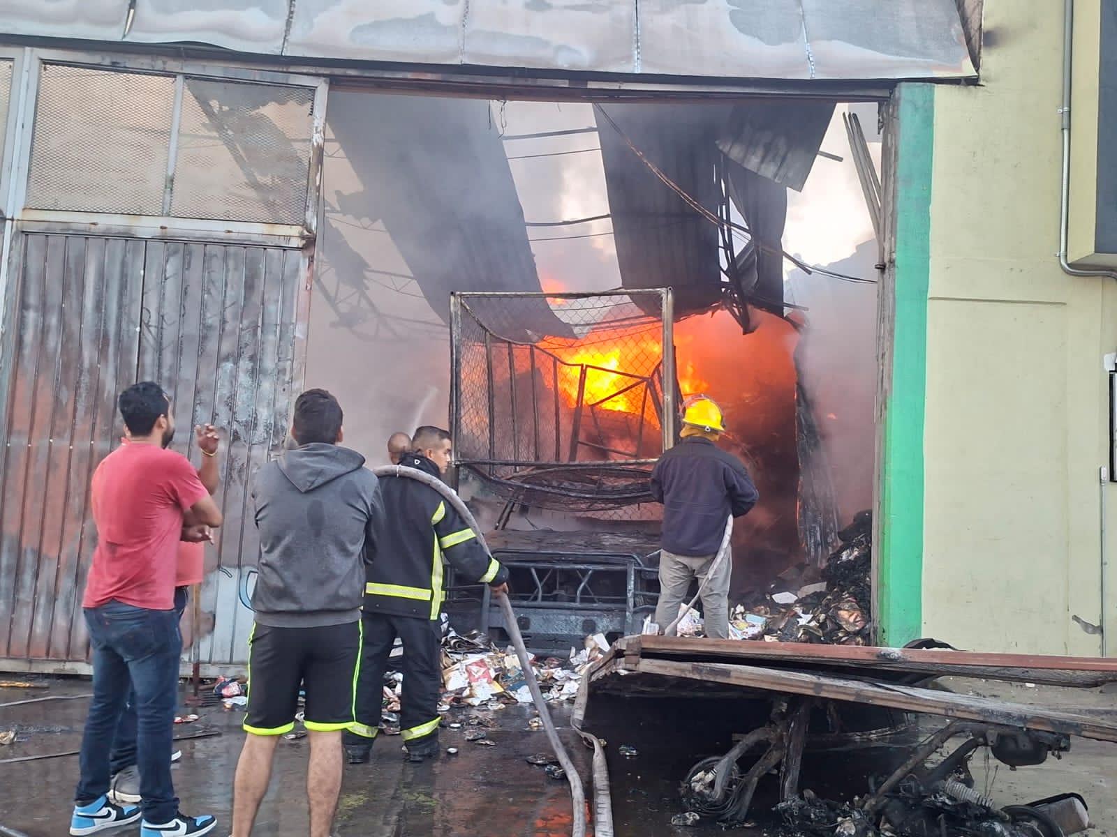 Incendio consume recicladora, vivienda y vehículos en Zitácuaro; bomberos sofocan el fuego tras varias horas de combate.