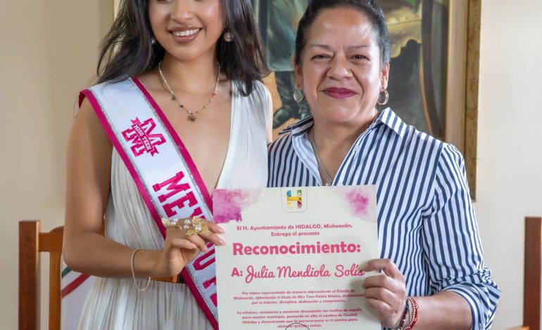 Jeovana Alcántar reconoce el talento de Julia Mendiola, ganadora nacional de Miss Teen Petite México 2026