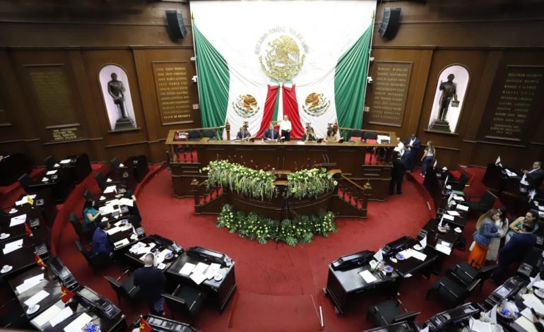 Aprueba Congreso del Estado licencia a Carlos Torres Piña, para ausentarse del cargo de Fiscal General de Michoacán.