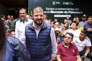 Gobierno estatal entrega apoyos por casi 7 mdp a comerciantes del Mercado de Pátzcuaro