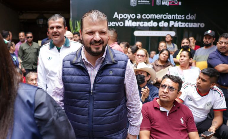 Gobierno estatal entrega apoyos por casi 7 mdp a comerciantes del Mercado de Pátzcuaro