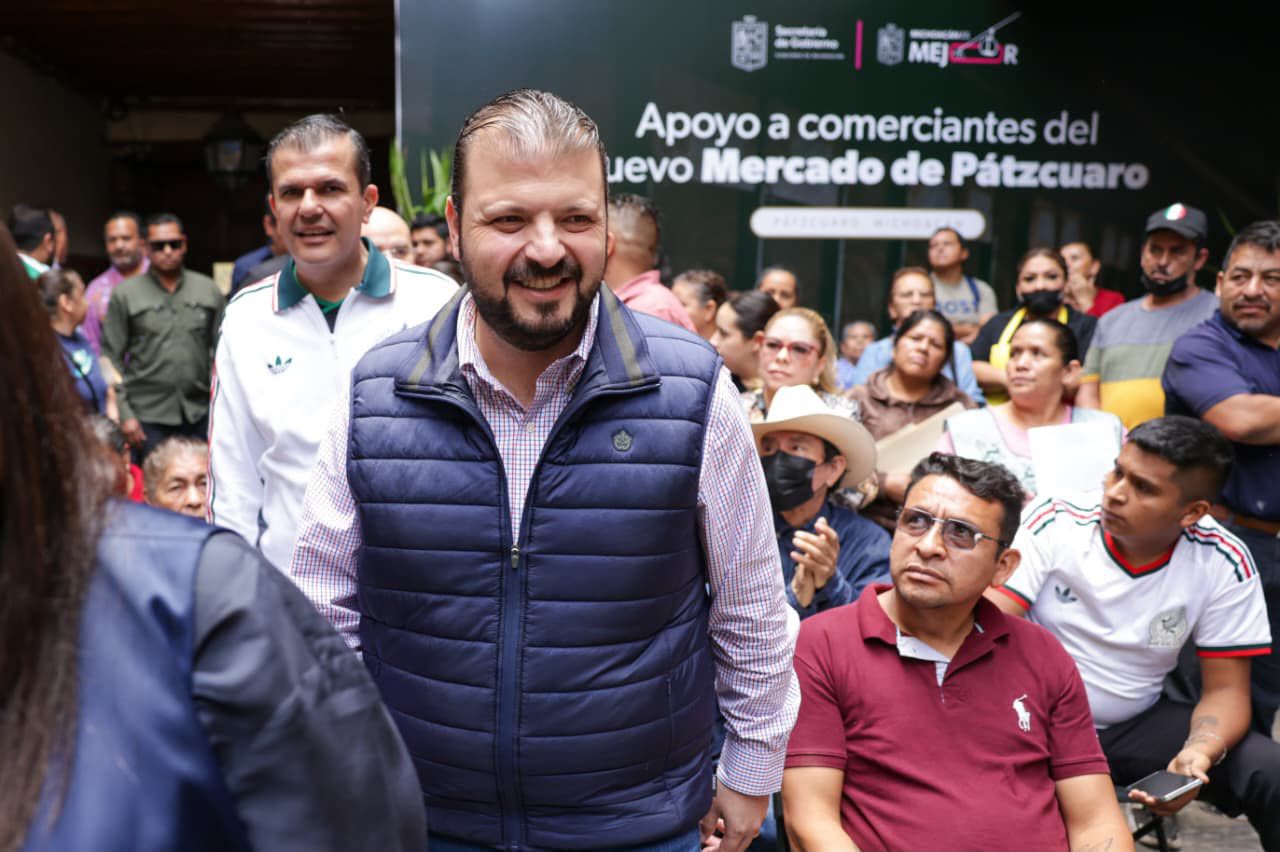 Gobierno estatal entrega apoyos por casi 7 mdp a comerciantes del Mercado de Pátzcuaro