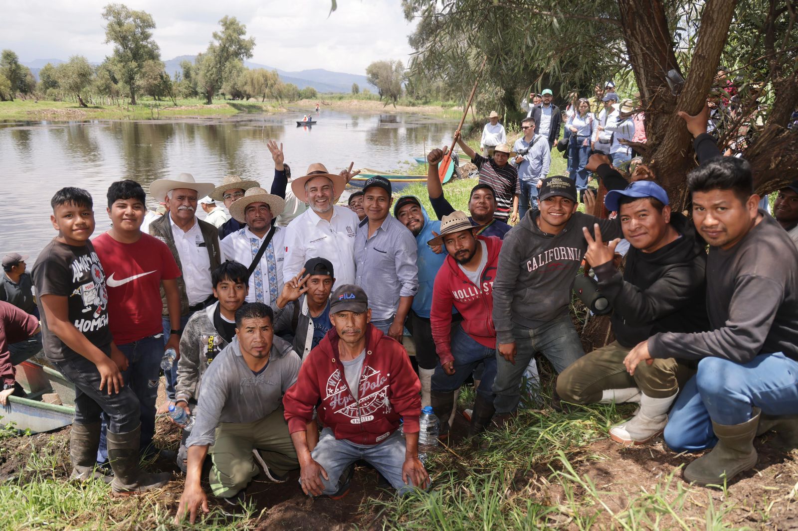 Siembra de 40 mil peces en el lago de Pátzcuaro, prioridad para su rescate: Bedolla.