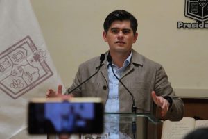 Toño Ixtláhuac prioriza su responsabilidad como alcalde; analizará eventual participación en proceso interno.