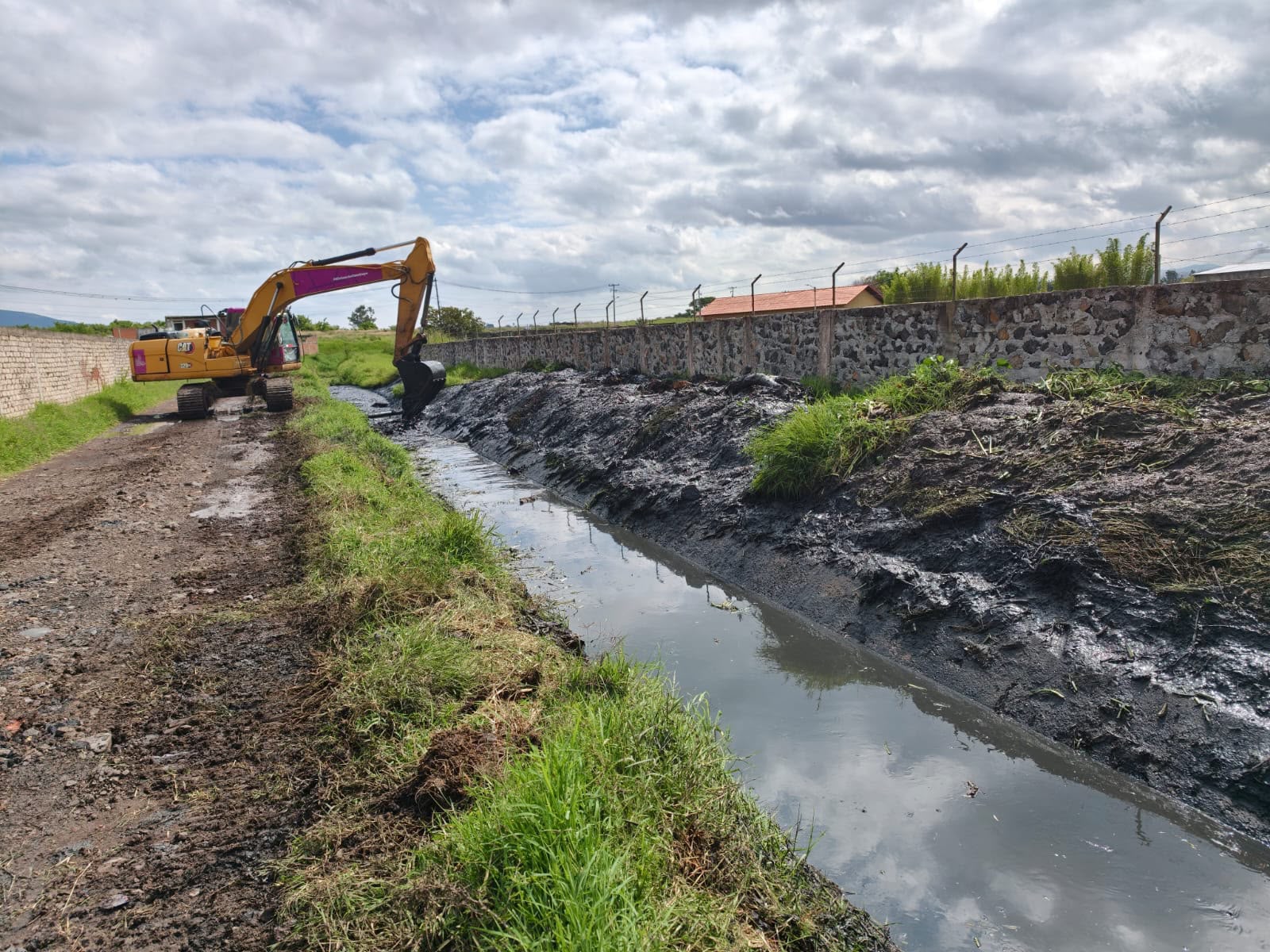 SCOP realiza trabajos de limpieza en canales pluviales de San Juanito y La Minzita: Rogelio Zarazúa