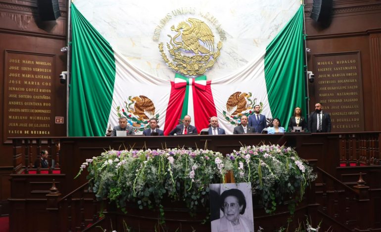 Congreso de Michoacán honró el legado de Amalia Solórzano Bravo con letras de oro
