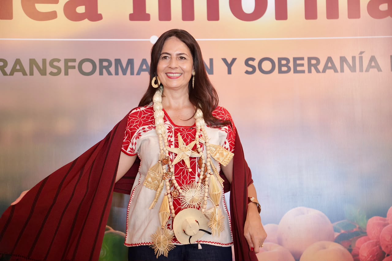 Campesinos siembran bienestar para Michoacán: Gaby Molina