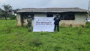 Aseguran explosivos improvisados y equipo táctico en vivienda abandonada de Queréndaro