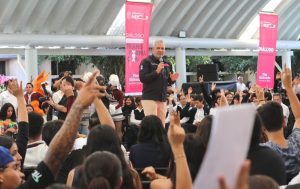 Ciclo escolar 2026-2027 llegará con internet gratuito para estudiantes, a través de D4TA: Bedolla