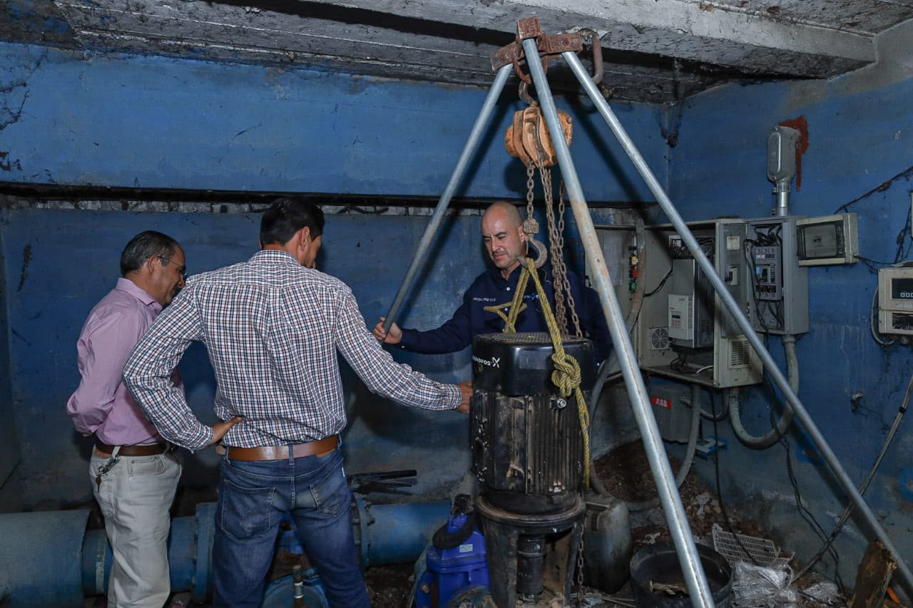 Supervisa Adolfo Torres acciones emergentes para restablecer el servicio en el rebombeo Guillermo Prieto