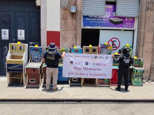 Asegura FGE 10 máquinas tragamonedas y posibles narcóticos en establecimiento del Centro de Morelia