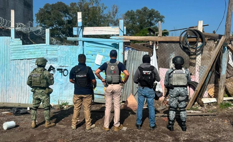 Desarticula FGE dos puntos de narcomenudeo en Morelia; asegura más de 5 mil 500 dosis de droga, armas y detiene a cinco personas