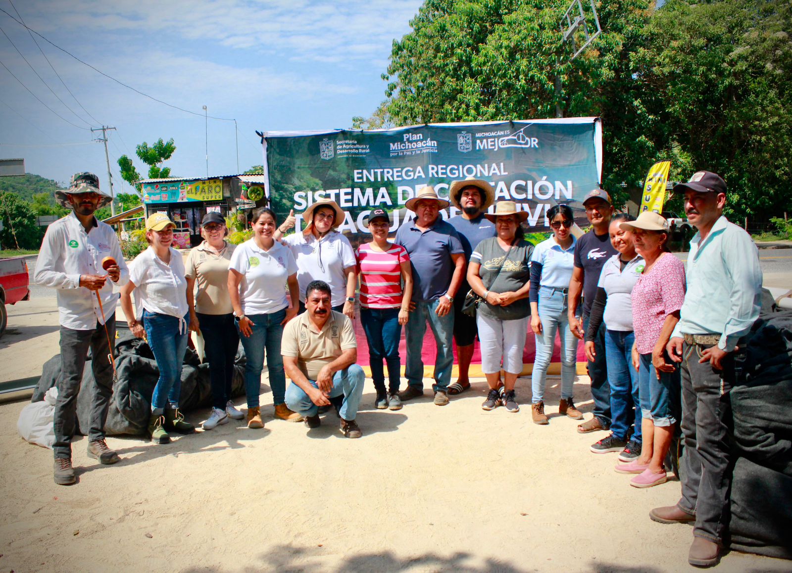 Entrega Sader biotanques en Aquila, para fortalecer manejo sustentable del agua