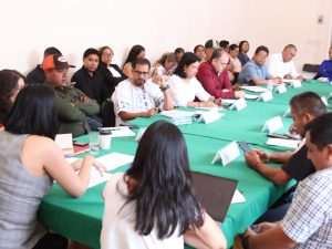 Eréndira Isauro y Conrado Paz, de la Comisión de Derechos Indígenas y Afroamexicanos, se reúnen con integrantes de comunidades del estado