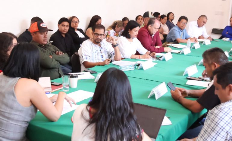 Eréndira Isauro y Conrado Paz, de la Comisión de Derechos Indígenas y Afroamexicanos, se reúnen con integrantes de comunidades del estado