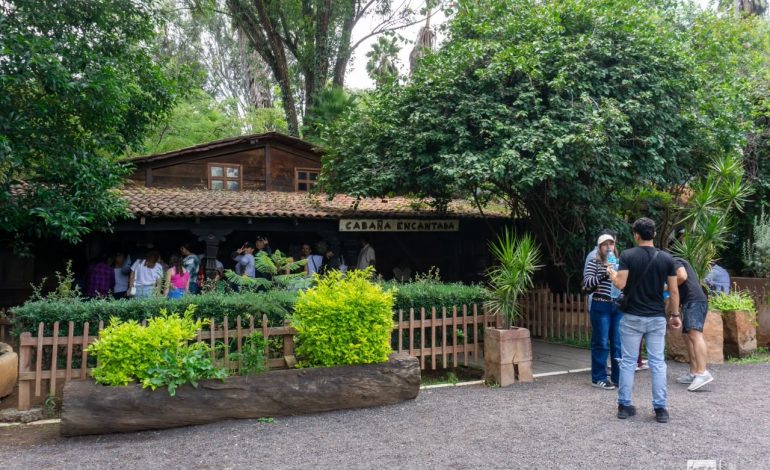 Desafía la gravedad en la Cabaña Encantada del Zoológico de Morelia