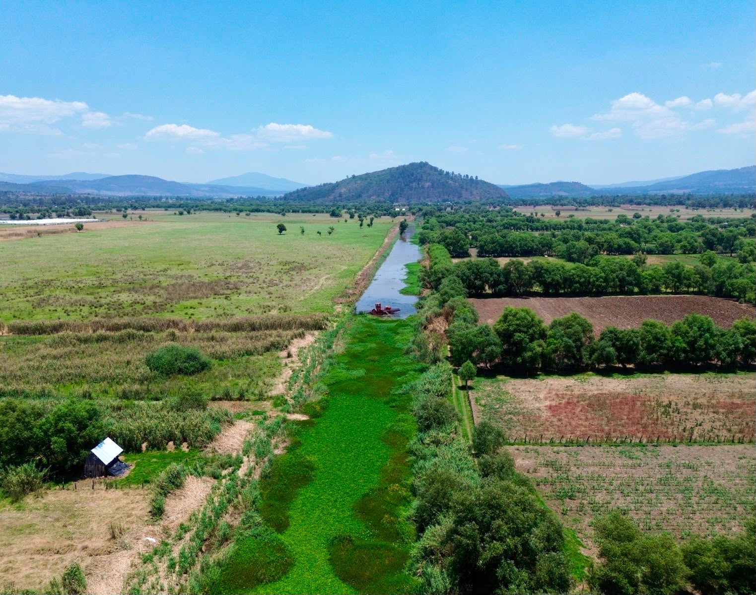 Canal Chapultepec aporta 500 litros de agua por segundo al lago de Pátzcuaro