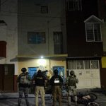 Fiscalía General ejecuta dos cateos en Morelia; asegura más de mil 400 dosis de metanfetamina y detiene a dos personas