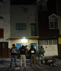 Fiscalía General ejecuta dos cateos en Morelia; asegura más de mil 400 dosis de metanfetamina y detiene a dos personas