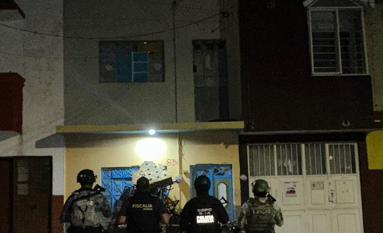 Fiscalía General ejecuta dos cateos en Morelia; asegura más de mil 400 dosis de metanfetamina y detiene a dos personas