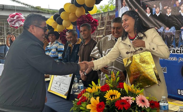 Celeste Ascencio reconoce el esfuerzo de estudiantes en clausura escolar de Uringuitiro